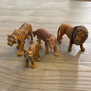 Wildlife Explorer Animal Figure Collection